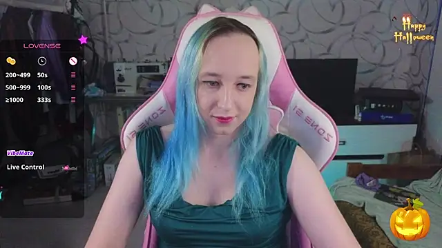 Snapshot of TheTrixy chatting on 10.29.25 TheTrixy online show from 10.29.25