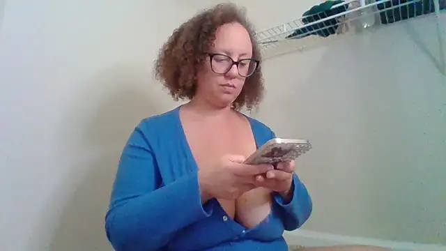 Snapshot of Paisleehaze chatting on 10.27.25 Paisleehaze online show from 10.27.25