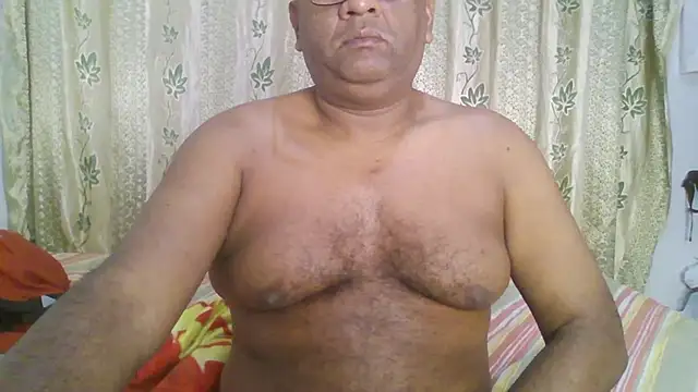 Snapshot of Beargryzzly chatting on 01.01.25 Beargryzzly online show from 01.01.25