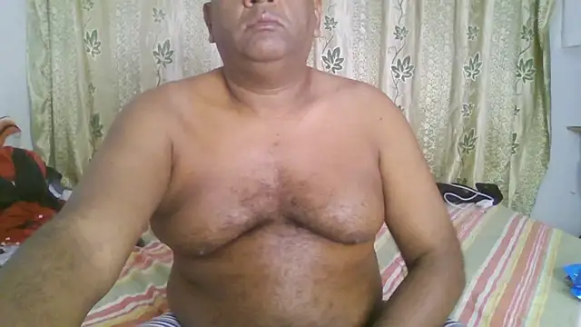 Snapshot of Beargryzzly chatting on 01.01.25 Beargryzzly online show from 01.01.25