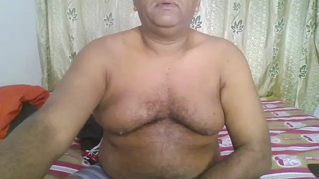 Snapshot of Beargryzzly chatting on 01.05.25 Beargryzzly online show from 01.05.25