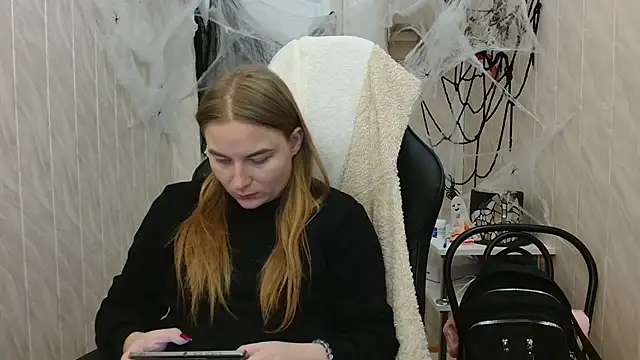 Snapshot of ElenaMaeer chatting on 10.28.25 ElenaMaeer online show from 10.28.25