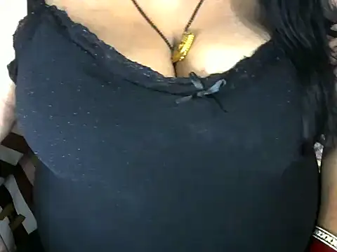 Snapshot of dramebaz_queen chatting on 11.19.25 dramebaz queen online show from 11.19.25