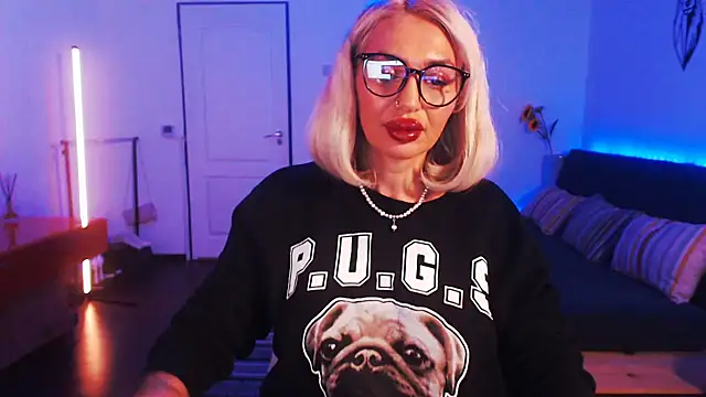 Snapshot of beauty_chl0e chatting on 12.14.24 beauty chl0e online show from 12.14.24