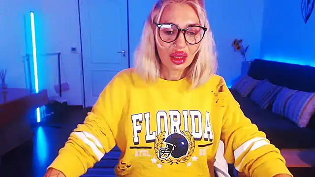 Snapshot of beauty_chl0e chatting on 12.15.24 beauty chl0e online show from 12.15.24