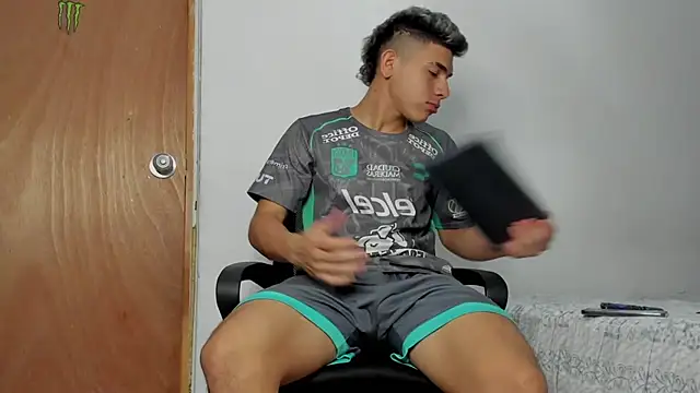 Snapshot of andrew_rose_ chatting on 02.05.26 andrew rose online show from 02.05.26