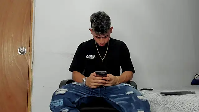 Snapshot of andrew_rose_ chatting on 02.11.26 andrew rose online show from 02.11.26