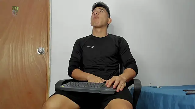 Snapshot of andrew_rose_ chatting on 02.16.26 andrew rose online show from 02.16.26