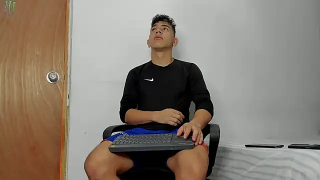 Snapshot of andrew_rose_ chatting on 02.17.26 andrew rose online show from 02.17.26