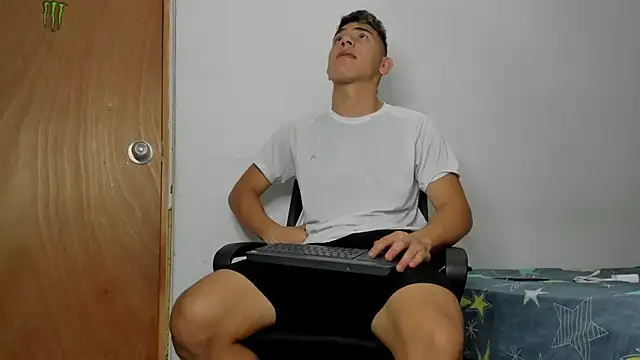 Snapshot of andrew_rose_ chatting on 02.24.26 andrew rose online show from 02.24.26