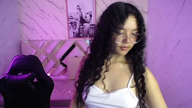 Snapshot of victoria_castillo_b chatting on 03.20.25 victoria castillo b online show from 03.20.25