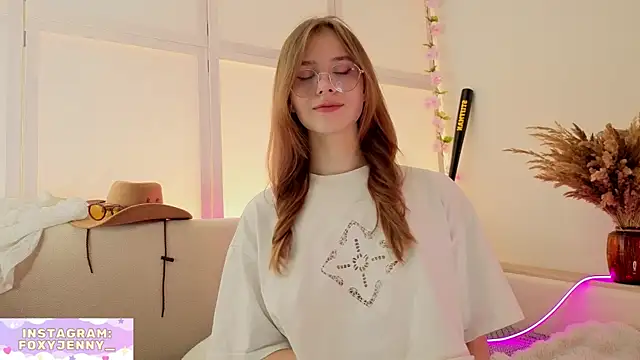 Snapshot of JennyDilly chatting on 07.30.26 JennyDilly online show from 07.30.26