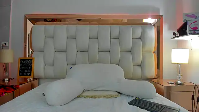 emilyparkerr01 online show from 02.04.25