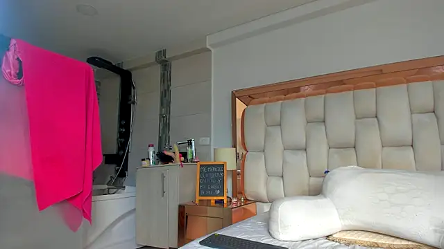 emilyparkerr01 online show from 02.18.25