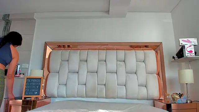 emilyparkerr01 online show from 02.20.25