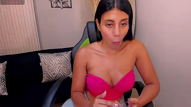 Snapshot of CharlotteCox_ chatting on 10.30.25 CharlotteCox  online show from 10.30.25