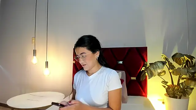 Snapshot of LeaahCarter chatting on 10.17.25 LeaahCarter online show from 10.17.25