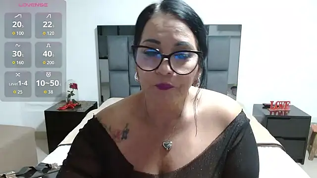 Snapshot of lindaesmeralda chatting on 07.14.26 lindaesmeralda online show from 07.14.26