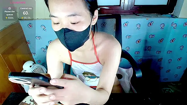 Snapshot of __Saphia__ chatting on 05.17.26 Saphia online show from 05.17.26