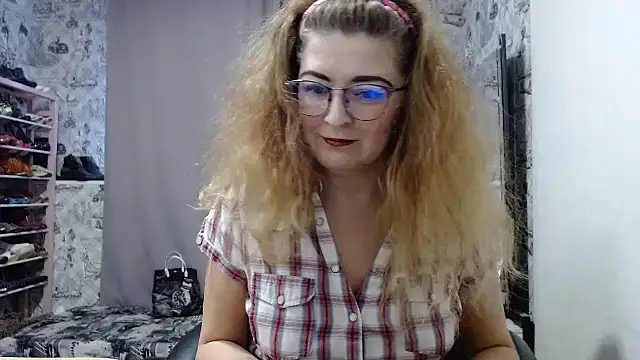 Snapshot of Helen1974 chatting on 01.28.25 Helen1974 online show from 01.28.25