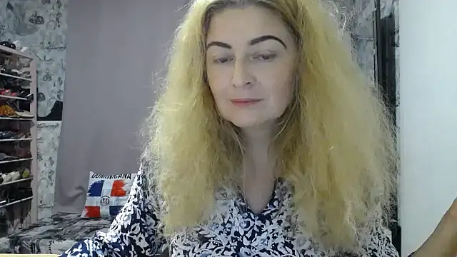 Snapshot of Helen1974 chatting on 10.10.25 Helen1974 online show from 10.10.25