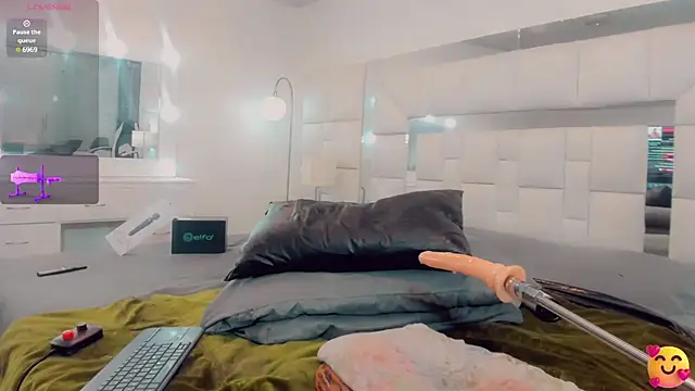 Snapshot of _ChanellR_ chatting on 02.11.25  ChanellR  online show from 02.11.25