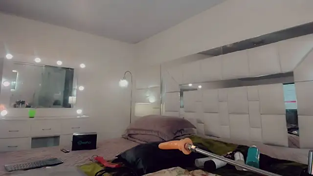 Snapshot of _ChanellR_ chatting on 03.06.25  ChanellR  online show from 03.06.25