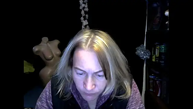 Snapshot of wLESLYMOSw chatting on 10.16.25 wLESLYMOSw online show from 10.16.25