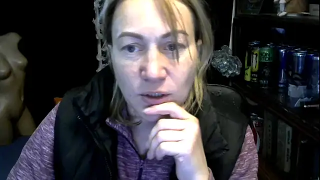Snapshot of wLESLYMOSw chatting on 10.17.25 wLESLYMOSw online show from 10.17.25