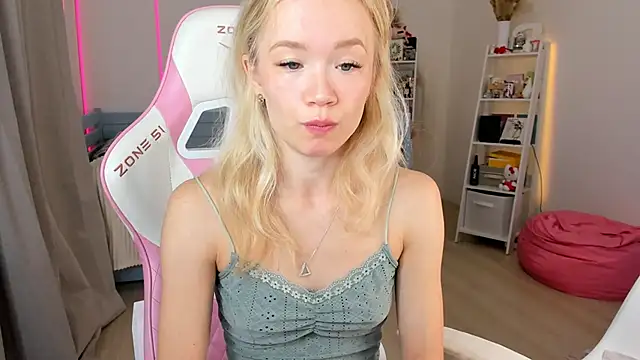 Snapshot of Lily_Young chatting on 10.13.25 Lily Young online show from 10.13.25