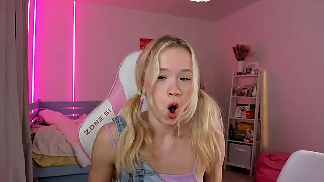Snapshot of Lily_Young chatting on 10.17.25 Lily Young online show from 10.17.25