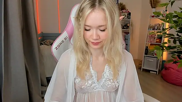 Snapshot of Lily_Young chatting on 10.22.25 Lily Young online show from 10.22.25