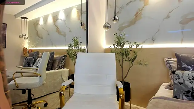 LeaThompson online show from 12.30.24