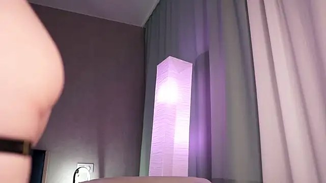 Snapshot of NinaMint chatting on 01.18.25 NinaMint online show from 01.18.25