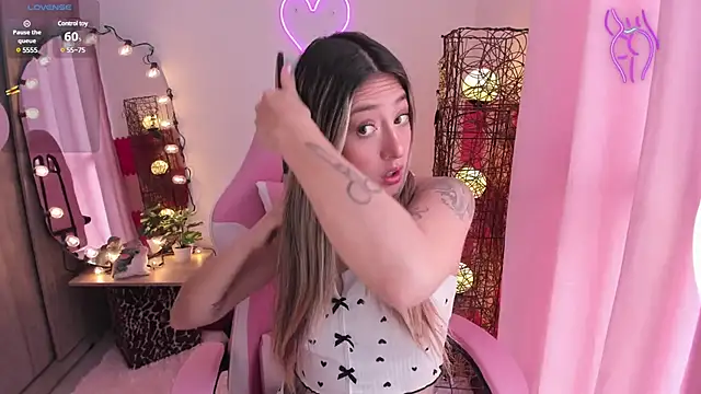 Snapshot of violet_ch chatting on 02.05.25 violet ch online show from 02.05.25