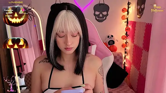 Snapshot of violet_ch chatting on 10.24.25 violet ch online show from 10.24.25