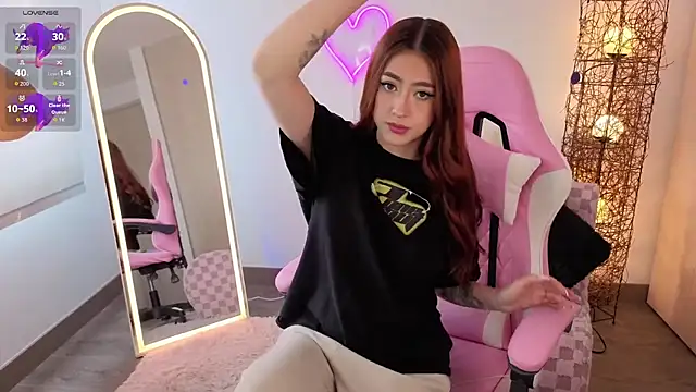 Snapshot of violet_ch chatting on 12.04.25 violet ch online show from 12.04.25