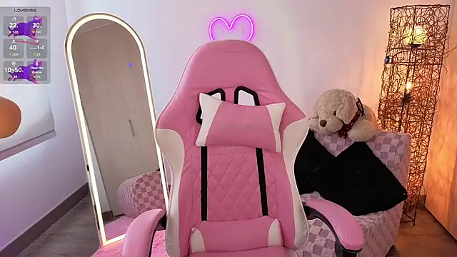 Snapshot of violet_ch chatting on 12.17.25 violet ch online show from 12.17.25