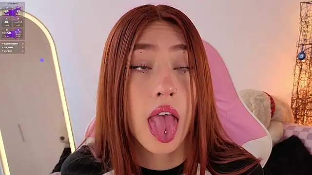 Snapshot of violet_ch chatting on 12.19.25 violet ch online show from 12.19.25