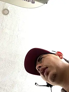 Snapshot of DanielGomez9 chatting on 03.01.25 DanielGomez9 online show from 03.01.25