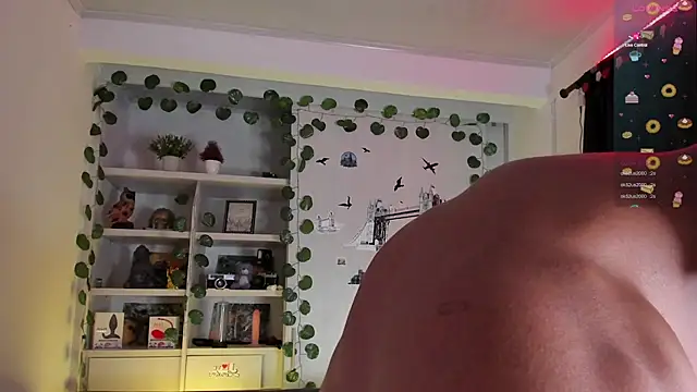 Snapshot of Couple_muscle1 chatting on 12.23.24 Couple muscle1 online show from 12.23.24