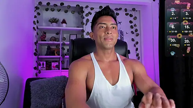 Snapshot of Couple_muscle1 chatting on 12.26.24 Couple muscle1 online show from 12.26.24