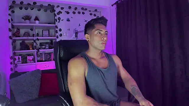 Snapshot of Couple_muscle1 chatting on 12.27.24 Couple muscle1 online show from 12.27.24