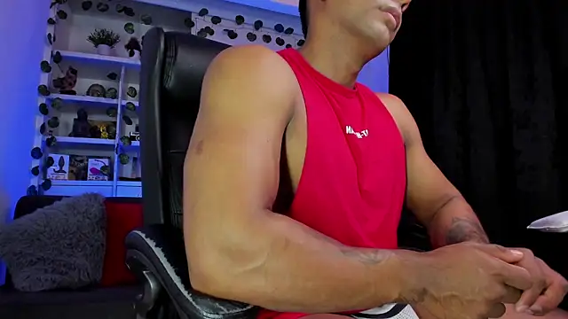 Snapshot of Couple_muscle1 chatting on 01.02.25 Couple muscle1 online show from 01.02.25