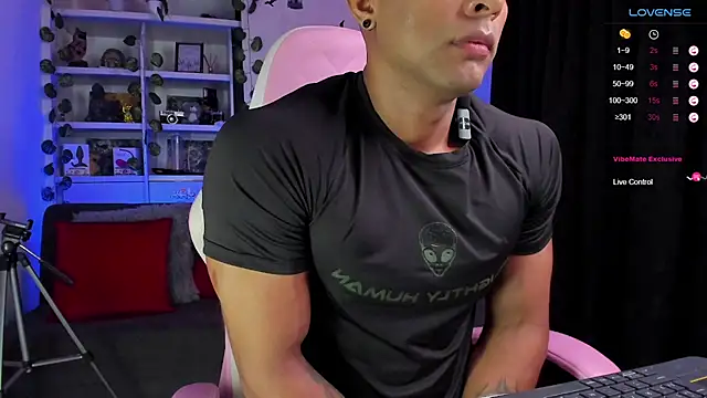 Snapshot of Couple_muscle1 chatting on 01.15.25 Couple muscle1 online show from 01.15.25