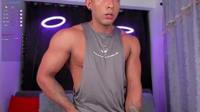 Snapshot of Couple_muscle1 chatting on 02.13.25 Couple muscle1 online show from 02.13.25