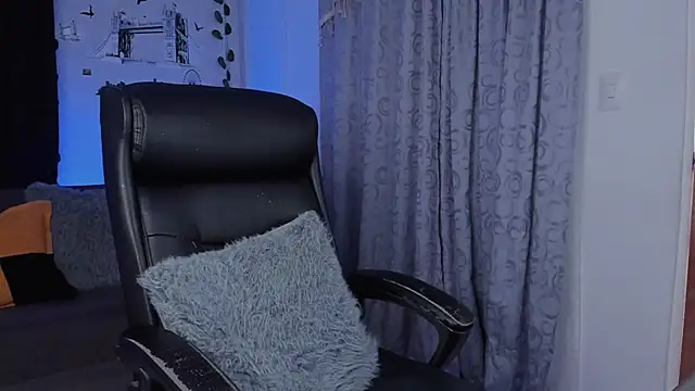 Snapshot of Couple_muscle1 chatting on 03.22.25 Couple muscle1 online show from 03.22.25