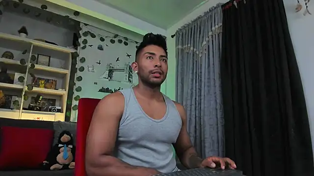 Snapshot of Couple_muscle1 chatting on 10.07.25 Couple muscle1 online show from 10.07.25