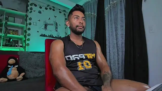 Snapshot of Couple_muscle1 chatting on 11.05.25 Couple muscle1 online show from 11.05.25