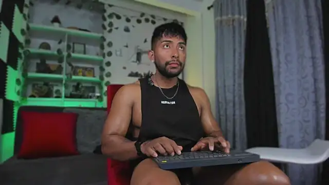 Snapshot of Couple_muscle1 chatting on 11.27.25 Couple muscle1 online show from 11.27.25